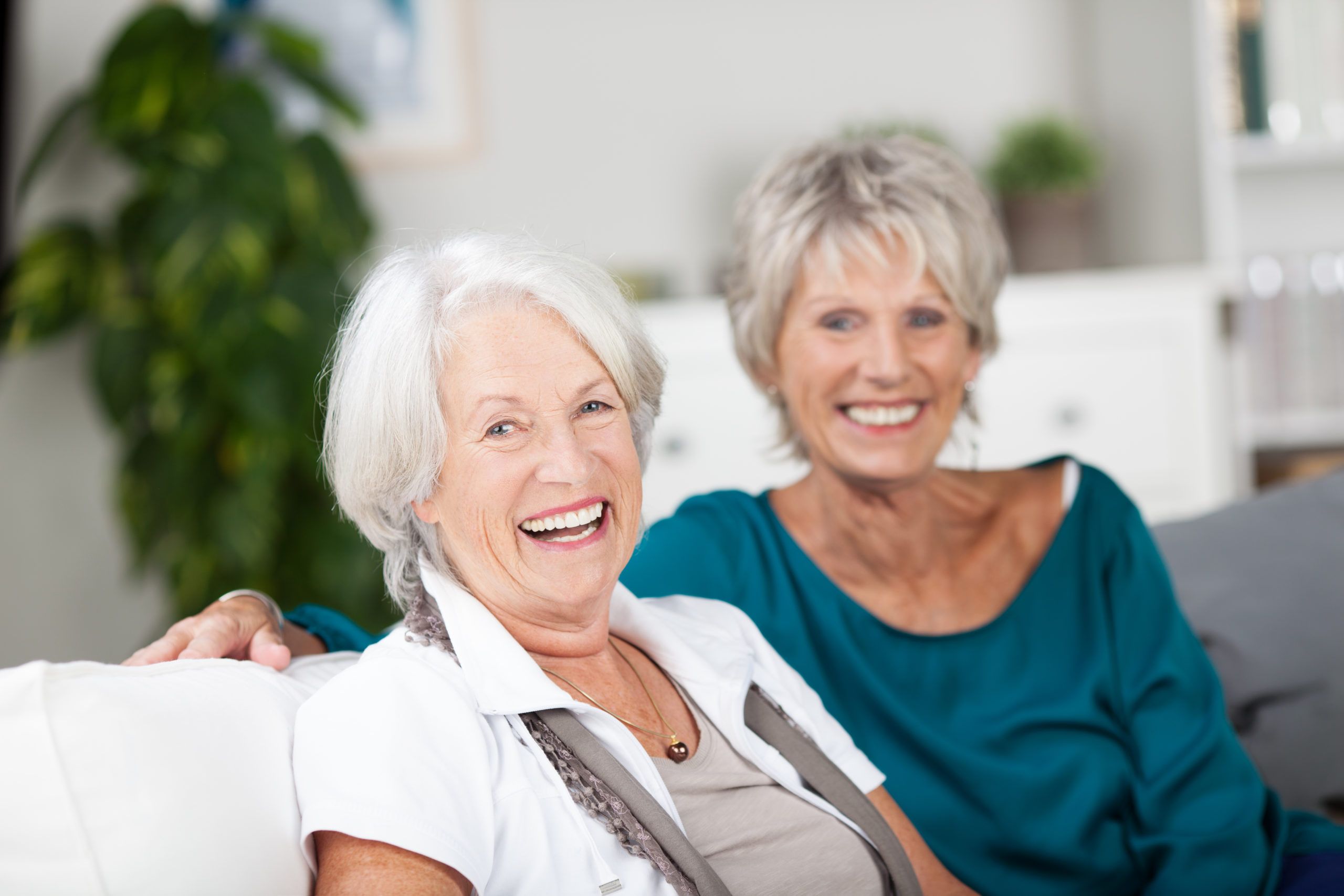 Två äldre kvinnor skrattar