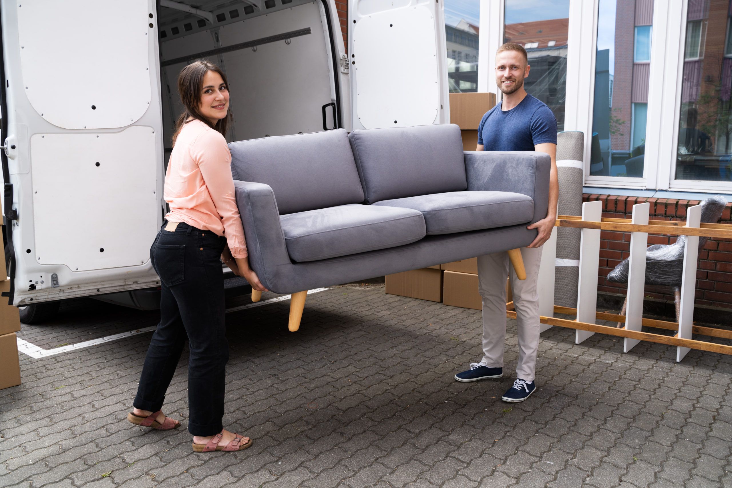 bild på ett par som flyttar sin soffa