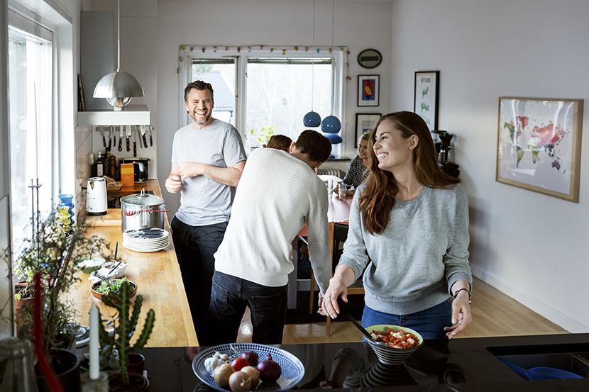 glad familj i ett kök