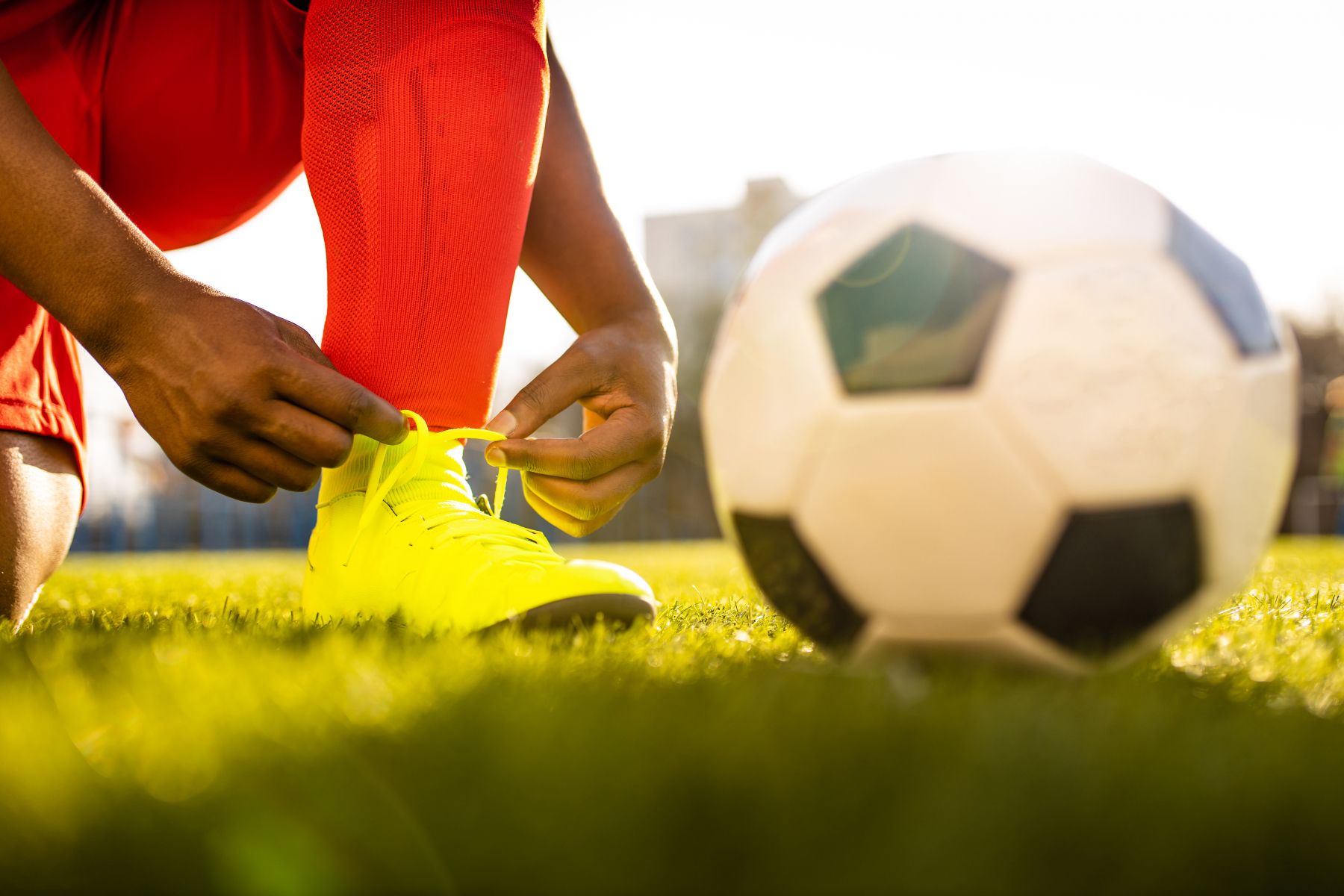 fotboll och barn som knyter skorna