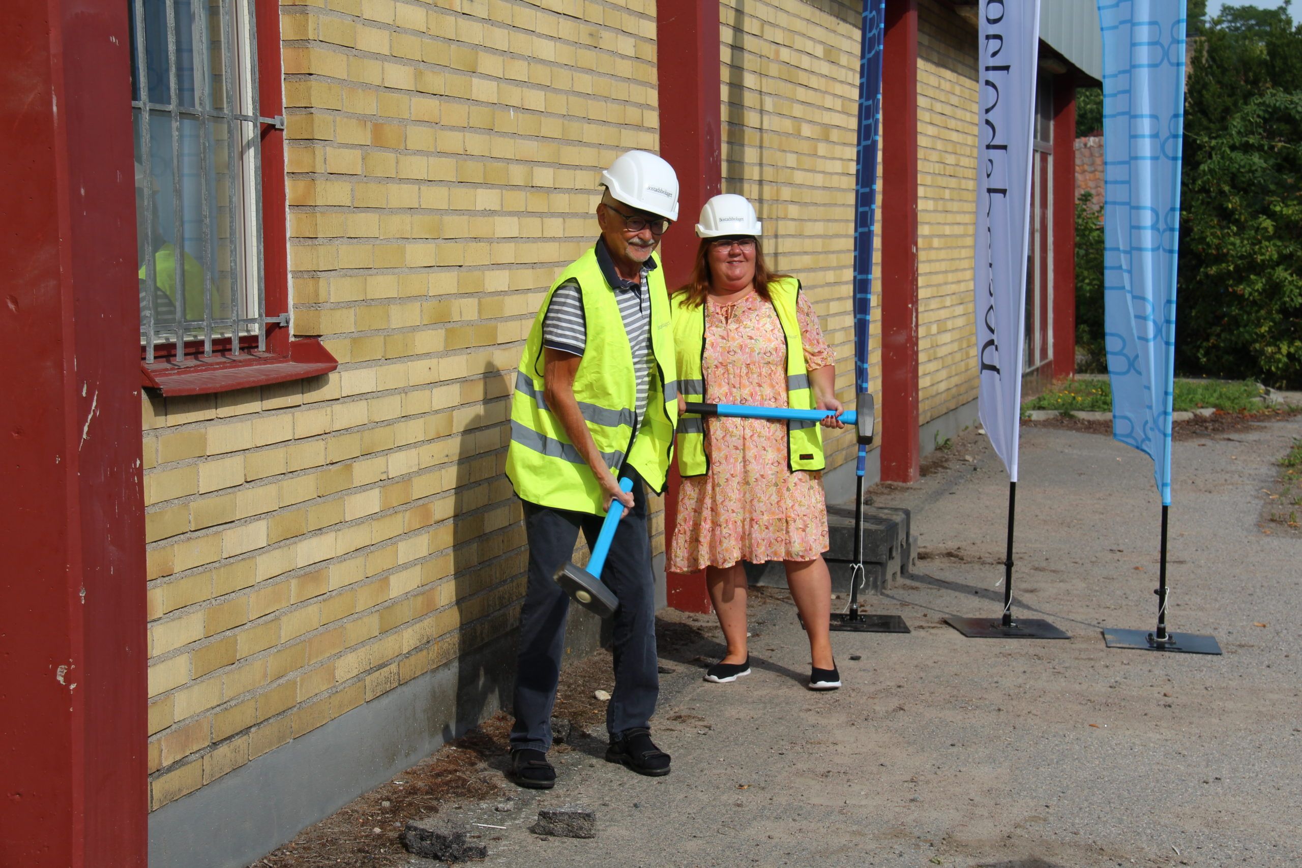 Jörgen Oskarsson och Cecilia Burenby framför huset'