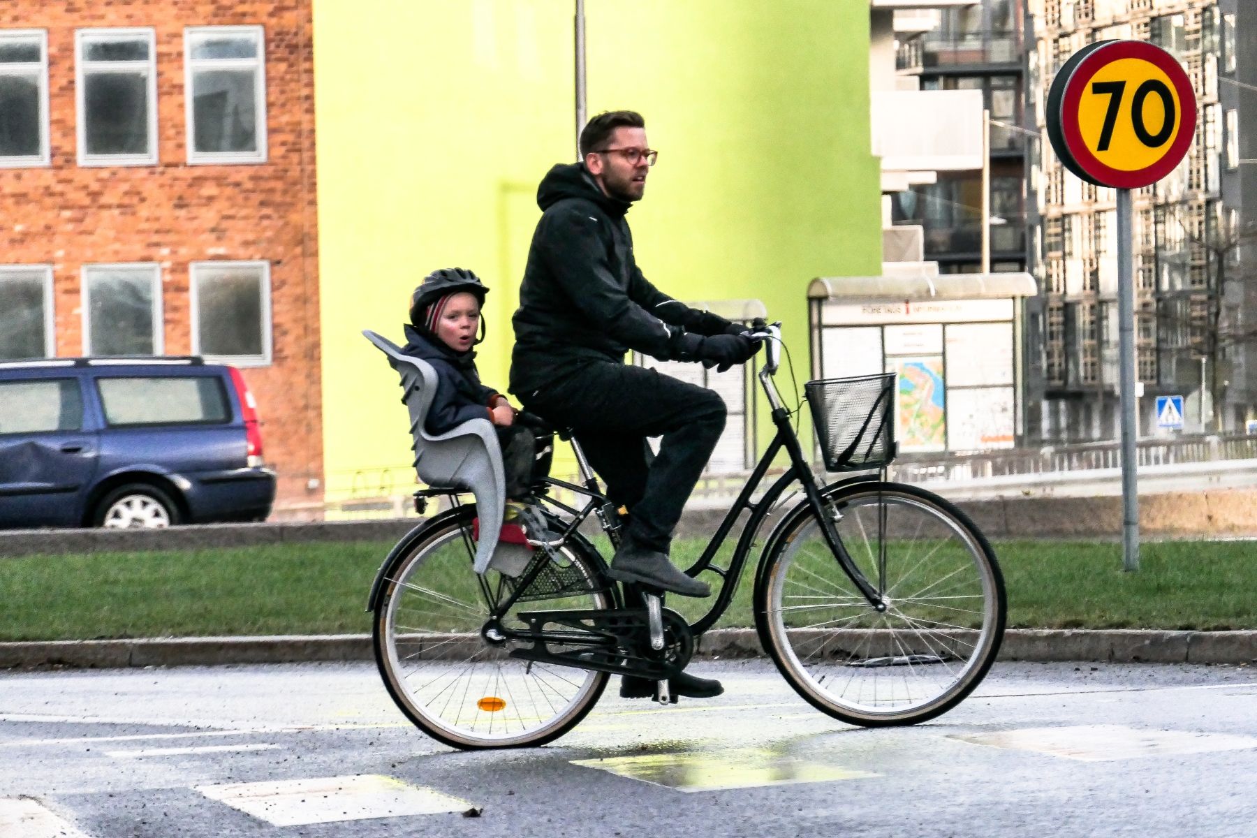 pappa och barn som cyklar