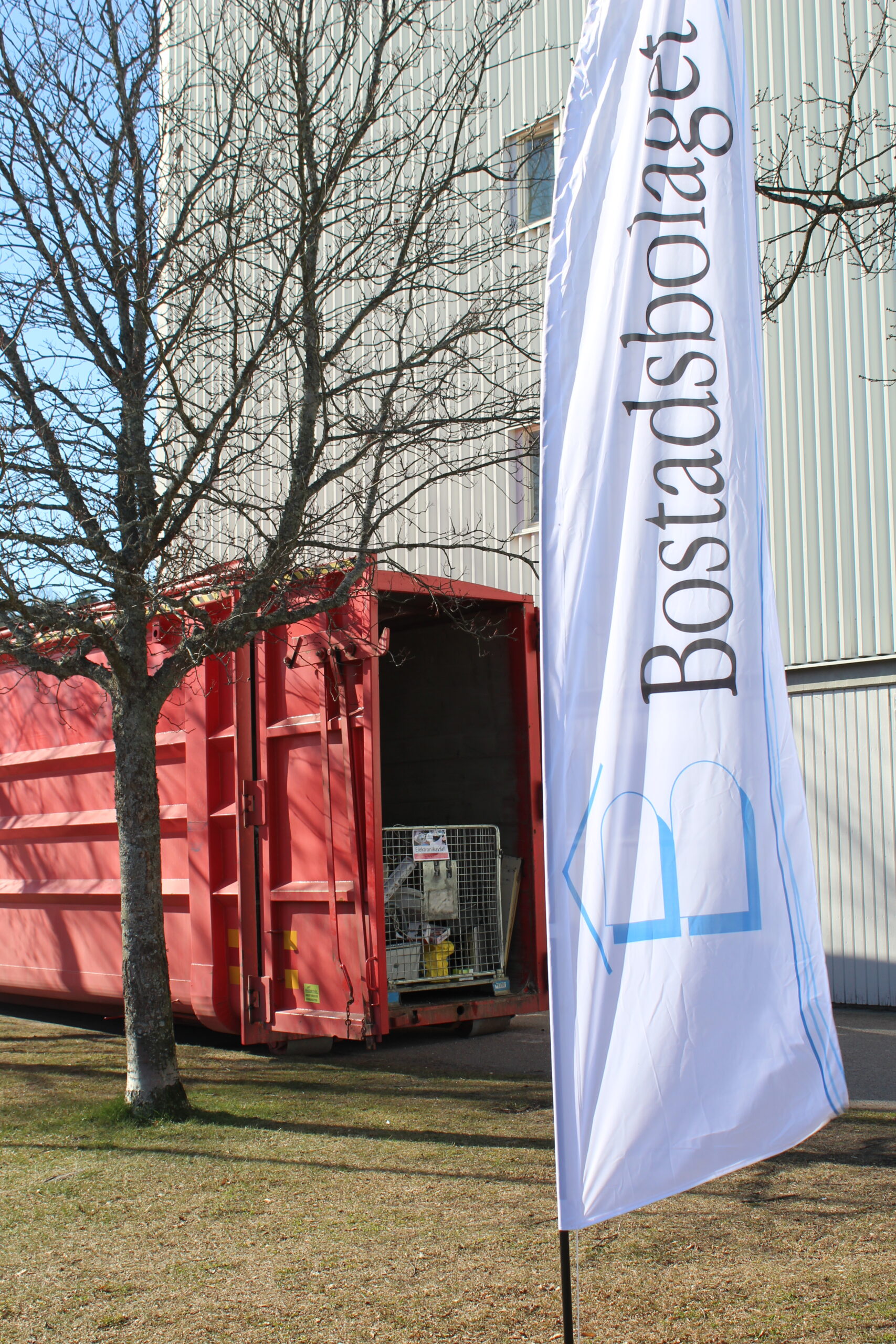 container och bostadsbolagetflagga