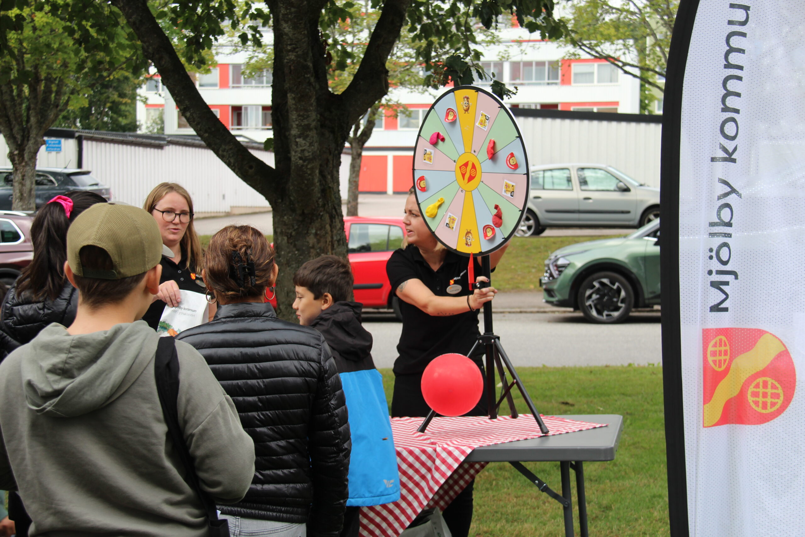flagga med mjölby kommuns logga'