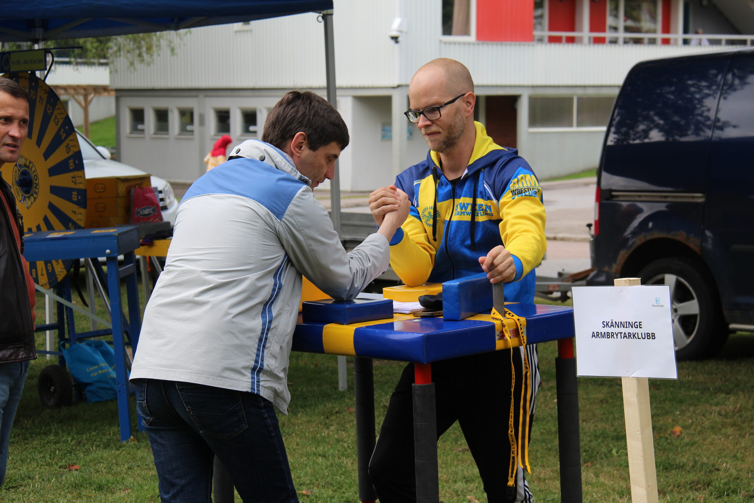 Två män bryter arm'