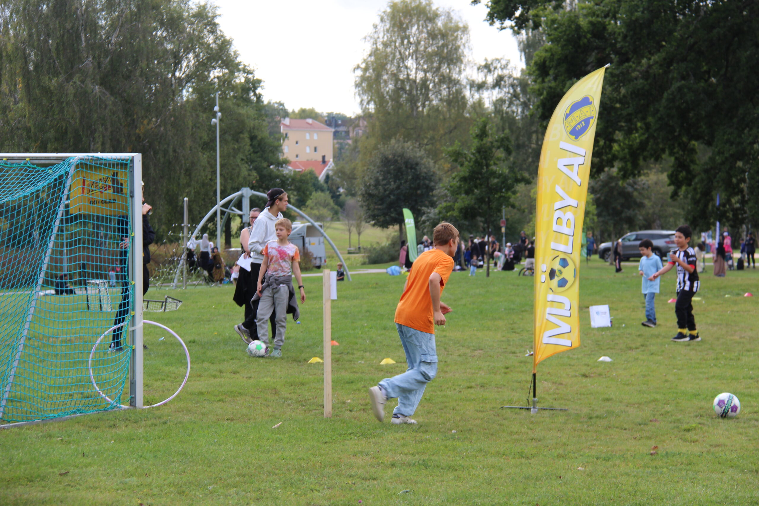 barn spelar fotboll'