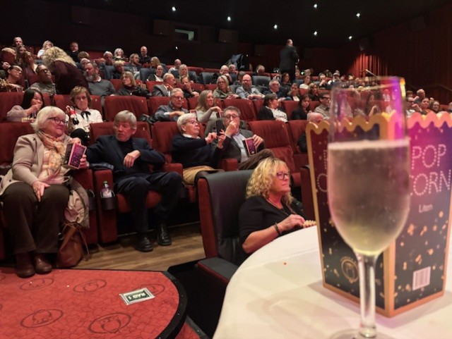 Fullsatt i salongen, närbild på ett champagneglad'