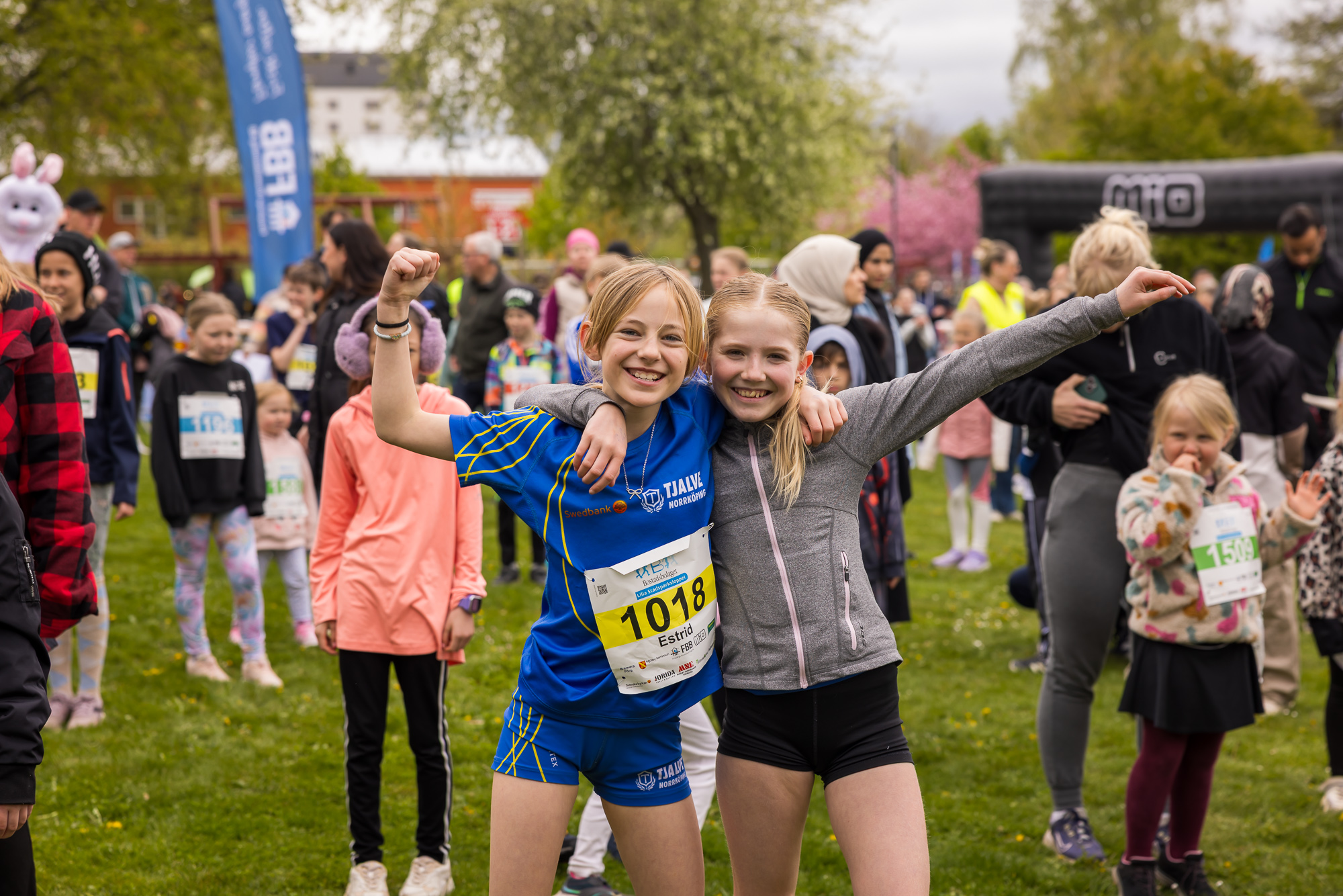 Glada barn som har sprungit ett lopp