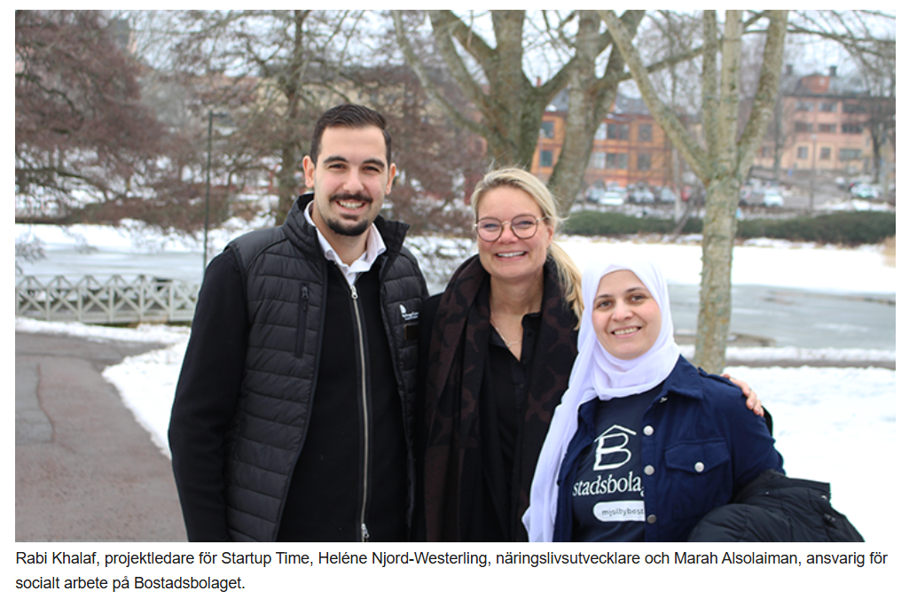 En man och två kvinnor står utomhus och ler och tittar in i kameran