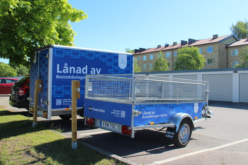 Två släpkärror parkerade på en parkeringsplats