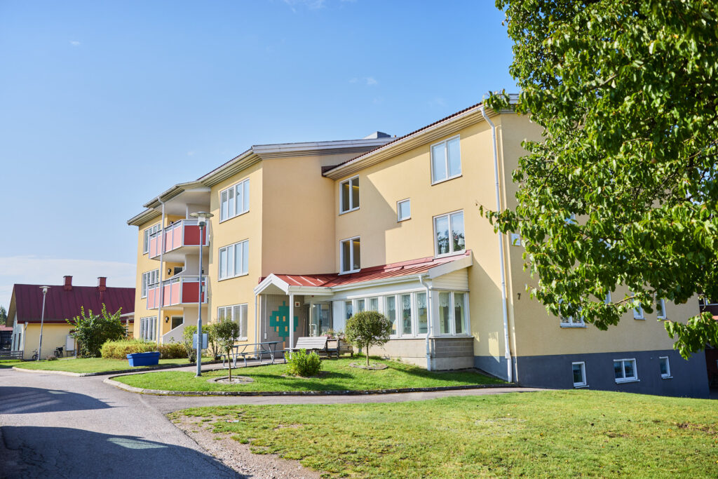gult hus en varm sommardag