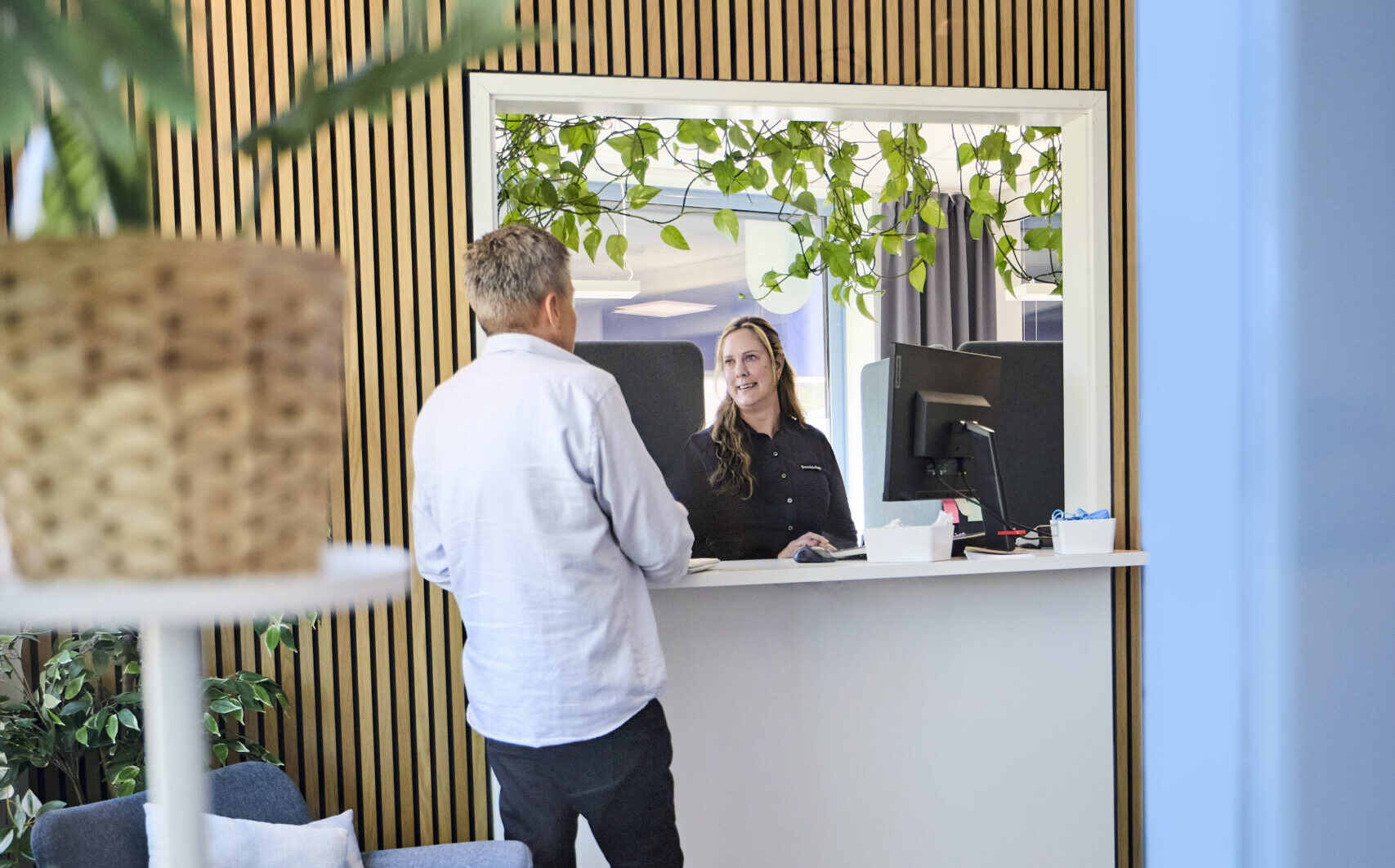 två personer på kontor som pratar med varandra
